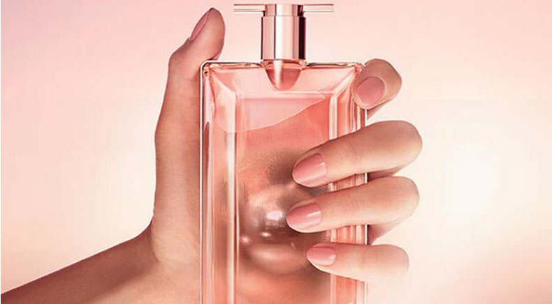 یکی از عطر های زنانه با ماندگاری بالا و شیرین عطر آمواج لاو تیوب رز
